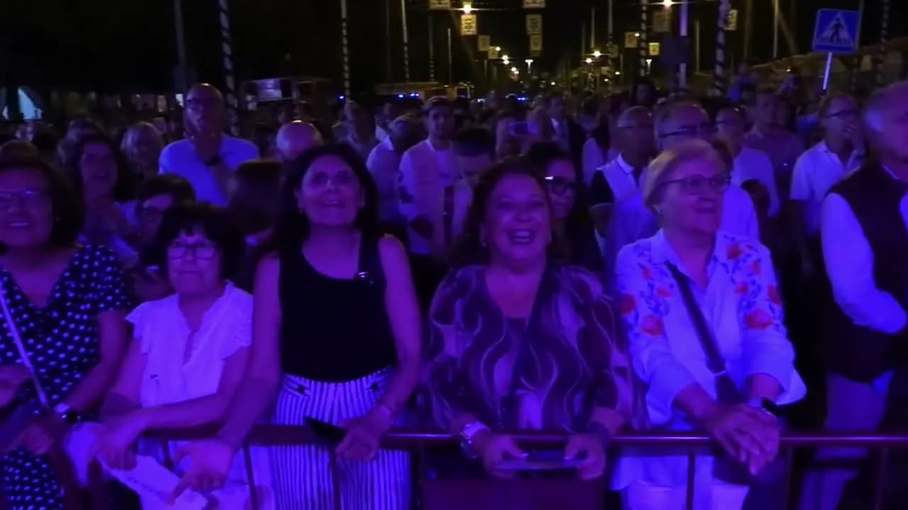 El público llenando el recinto durante la actuación de Raya Real (Alumbrado de la Feria de Abril de Sevilla 2026)