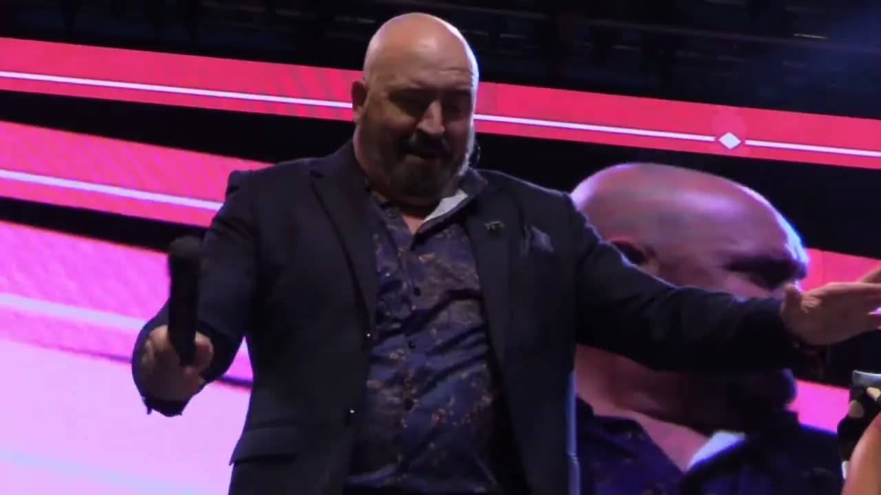Un cantante de Raya Real en el escenario del Alumbrado (Alumbrado de la Feria de Abril de Sevilla 2026)