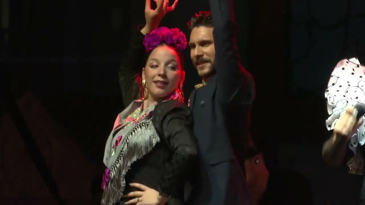Una cantante y un cantante de Raya Real bailando en el escenario (Feria de Abril de Sevilla 2026)