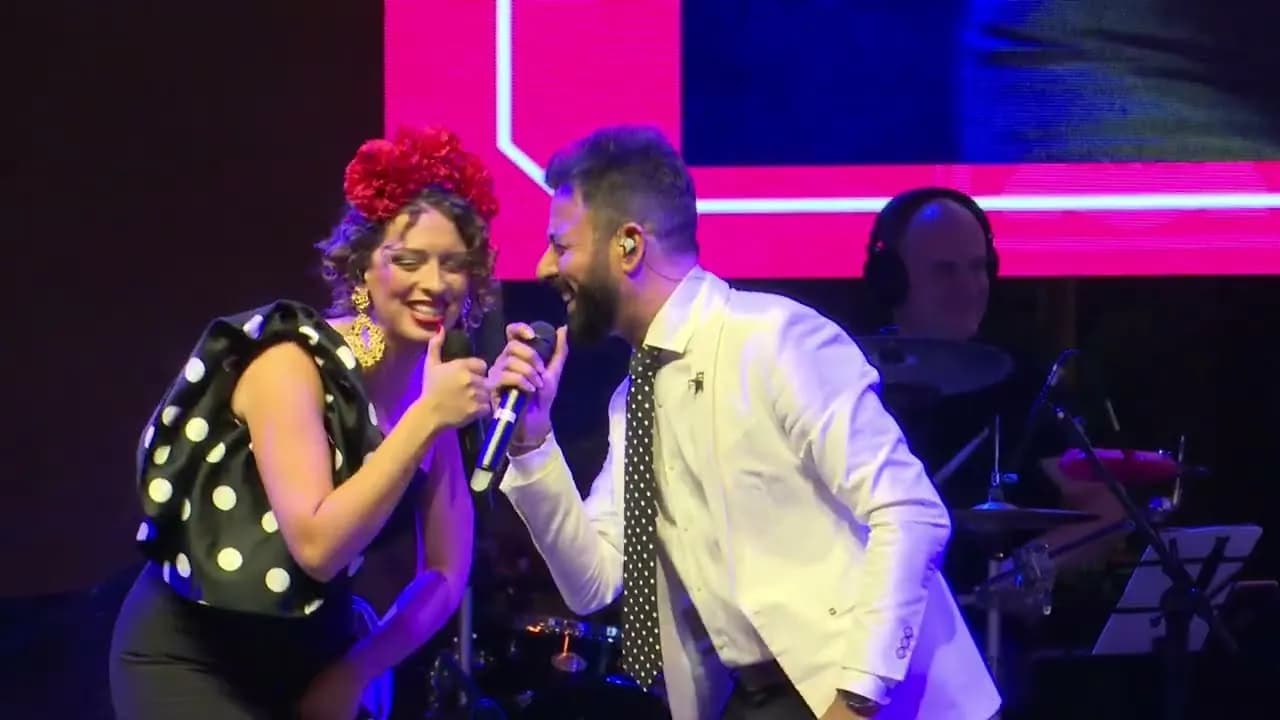 Una cantante y un cantante de Raya Real cantando a dúo (Alumbrado de la Feria de Abril de Sevilla 2026)