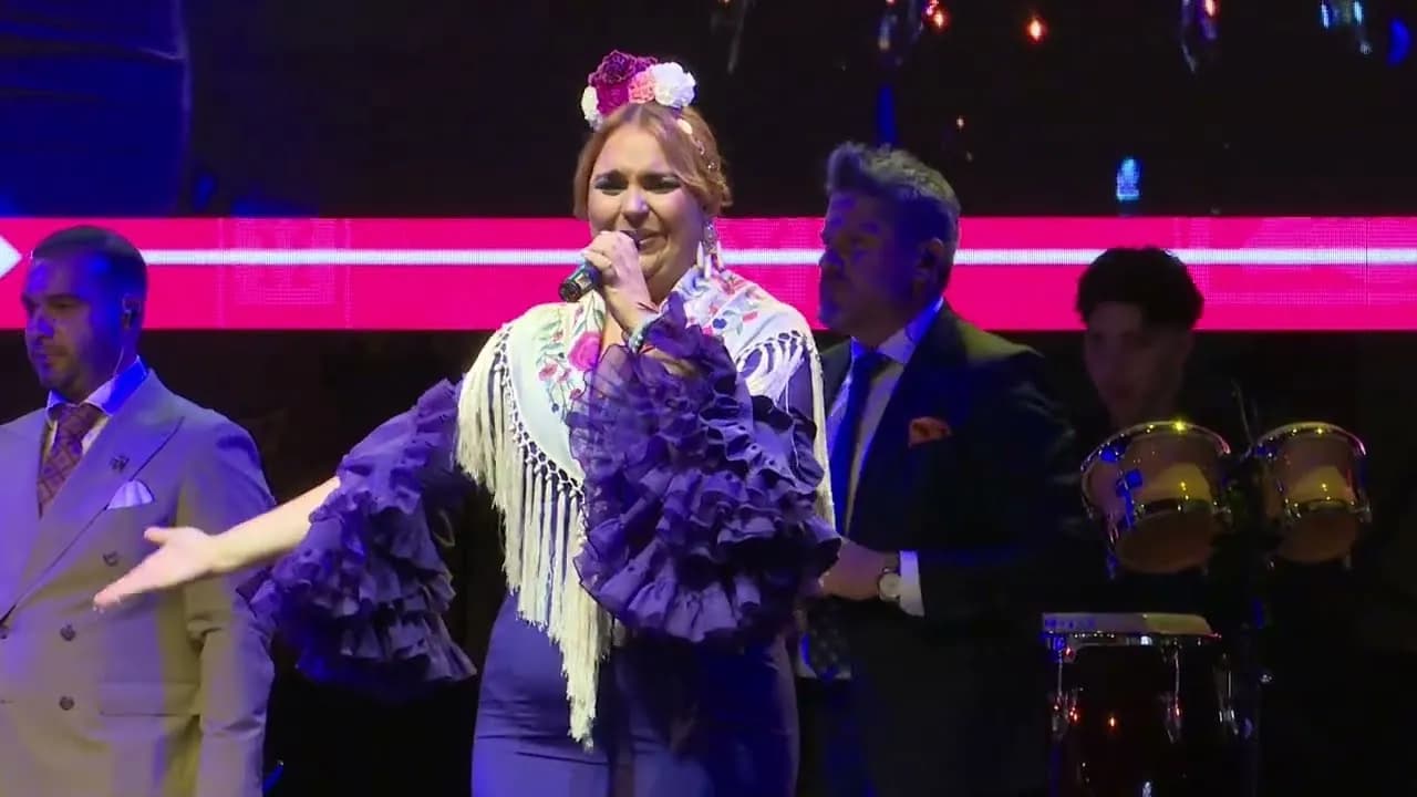 Raya Real sobre el escenario, con los cantantes y la percusión (Feria de Abril de Sevilla 2026)