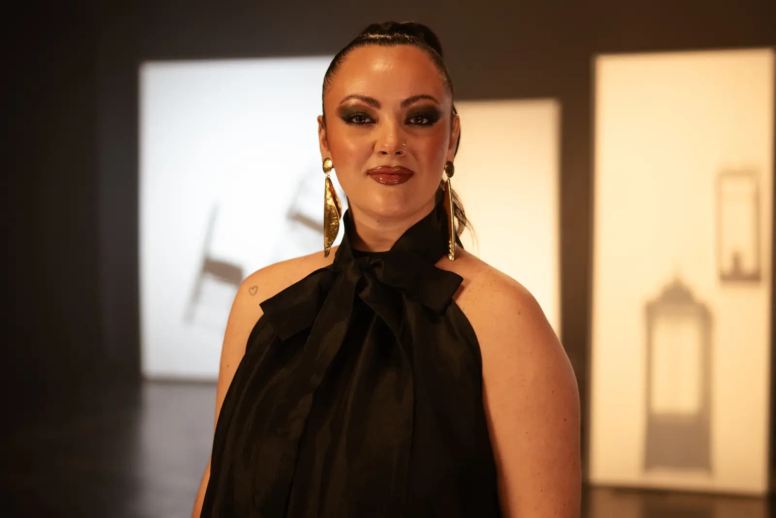 Una cantante de Raya Real vestida de negro en el plató