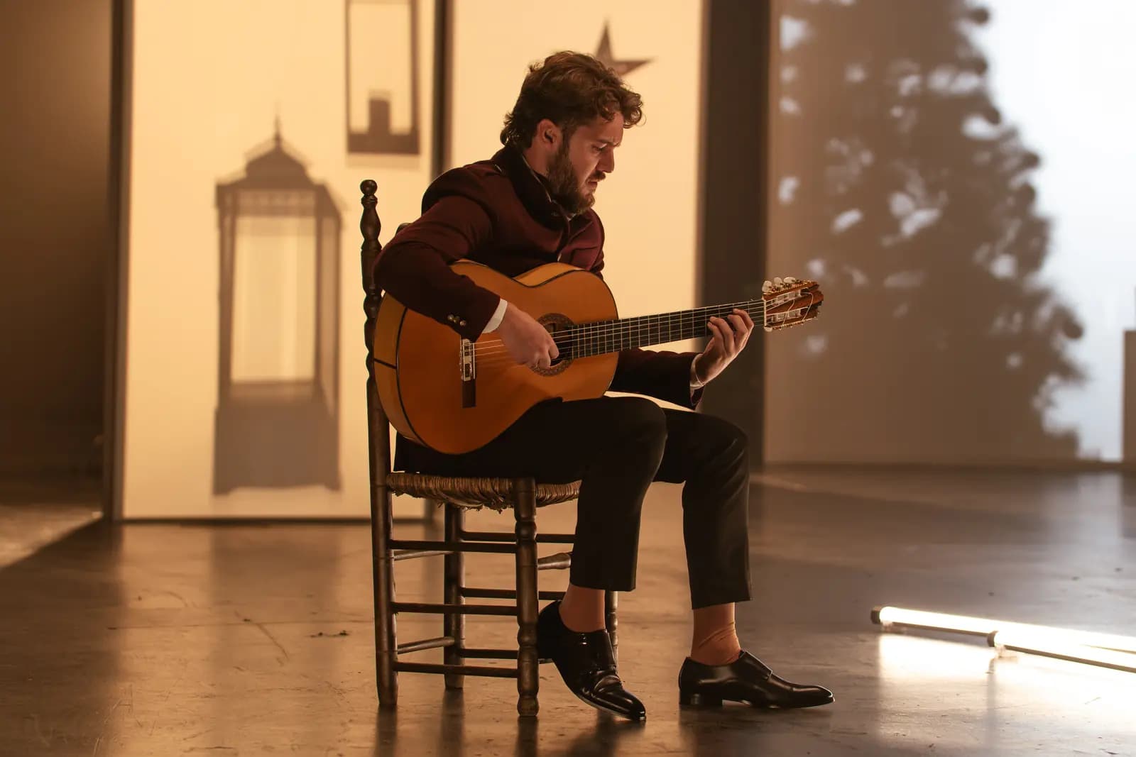 El guitarrista de Raya Real tocando en el plató