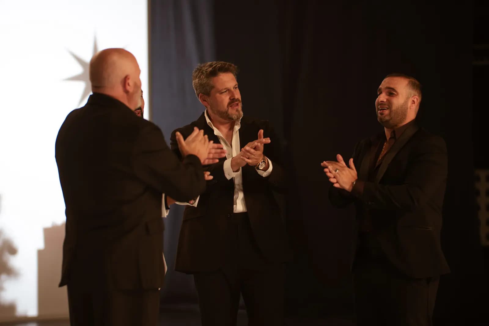 Tres cantantes de Raya Real dando palmas