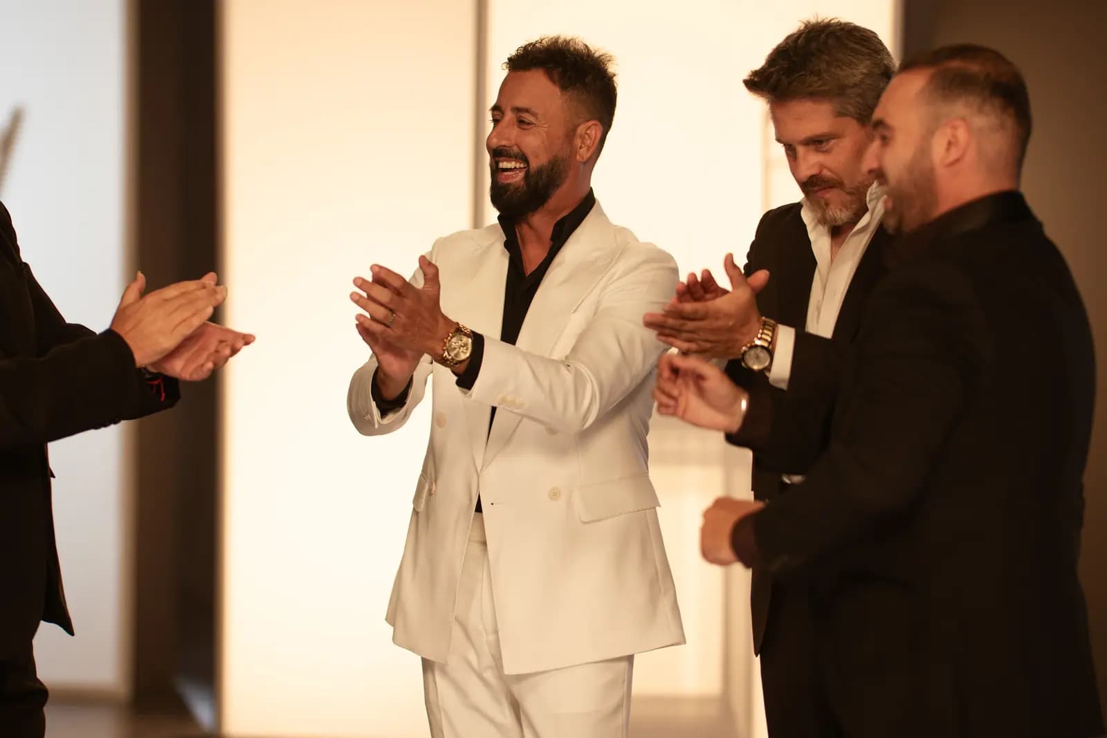 Dos cantantes de Raya Real riendo durante la grabación